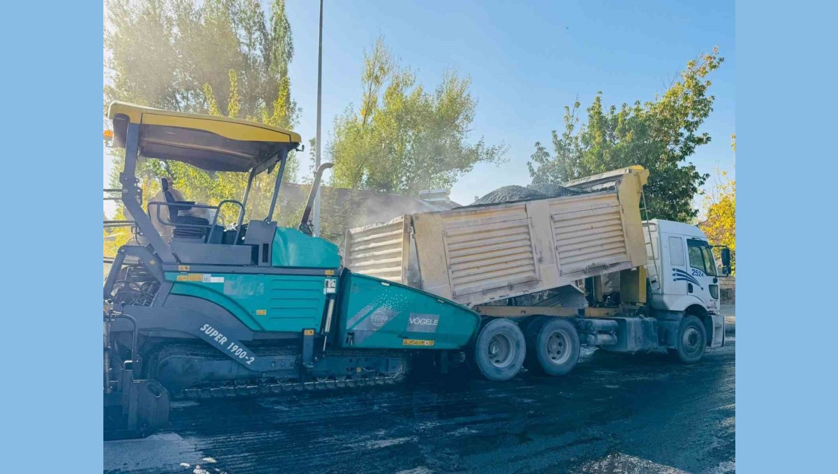 Patnos'ta Mezarlık Yolu'nda Sıcak Asfalt Çalışması Başlatıldı