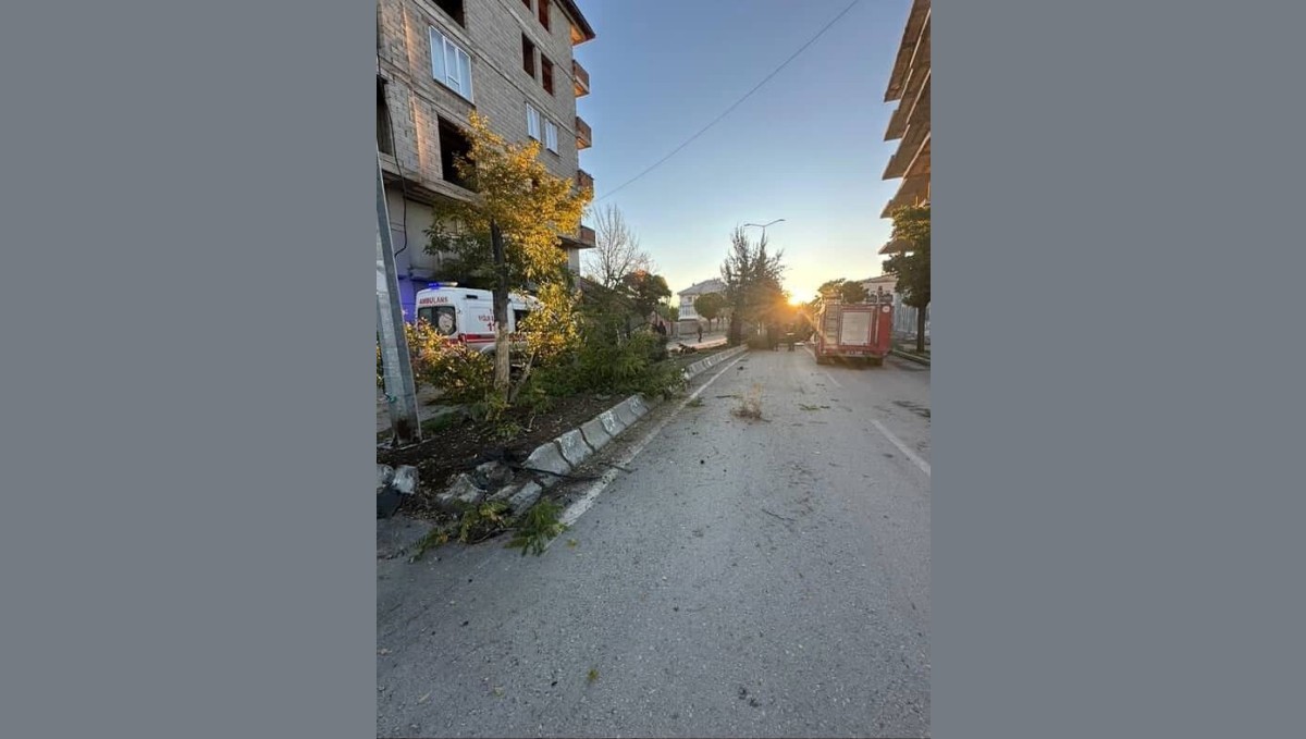 Patnos'ta Otomobil Refüjdeki Ağaçlara Çarptı: 2 Yaralı