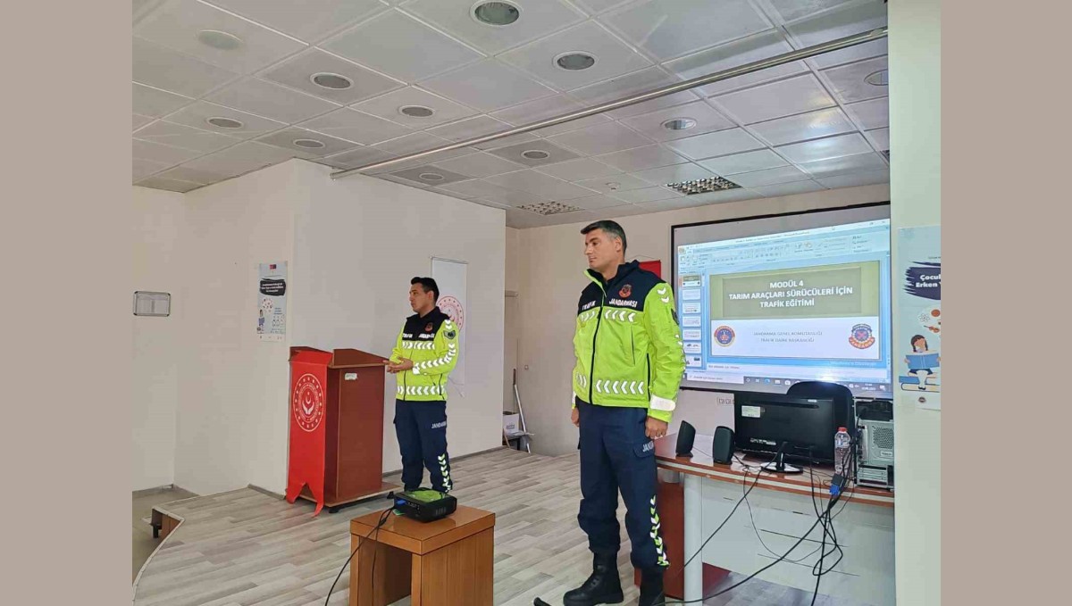 Patnos'ta tarım araçları sürücülerine bilgilendirme semineri