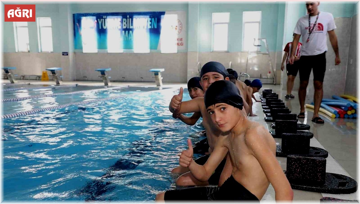 Patnos Yüzme Havuzu'nda ilk kulaçlar atıldı