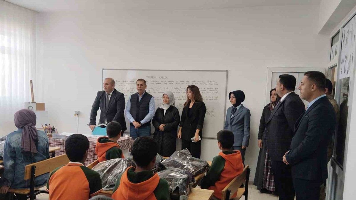 Patnoslu iş insanı Metin Esin'den bin öğrenciye bot, mont ve oyuncak yardımı