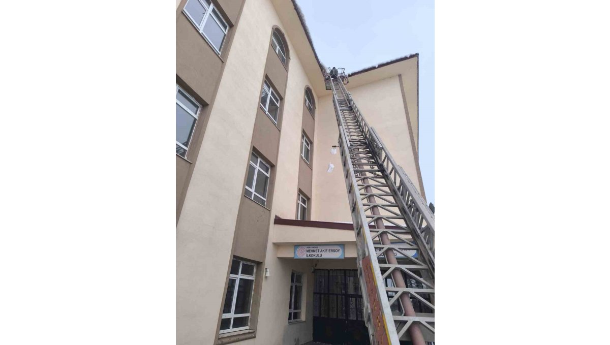 Patnos’ta çatılardaki buz sarkıtları tehlike saçıyor: Belediye ekipleri sahada