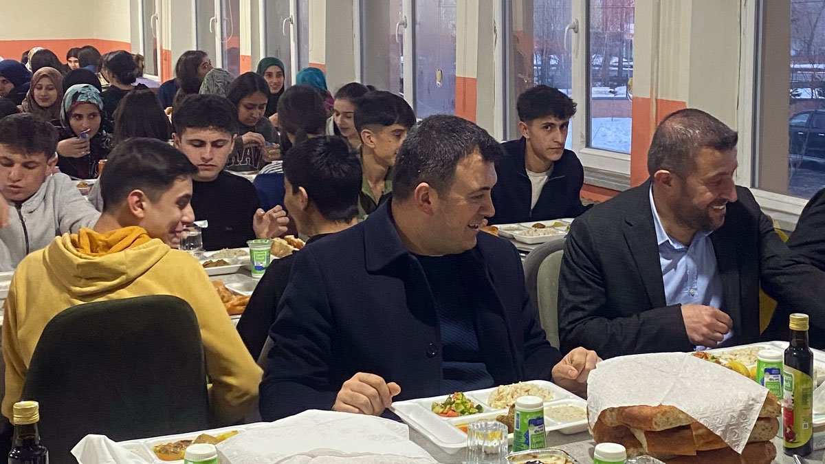 Patnos’ta öğrencilerle Kaymakam aynı iftar sofrasında buluştu