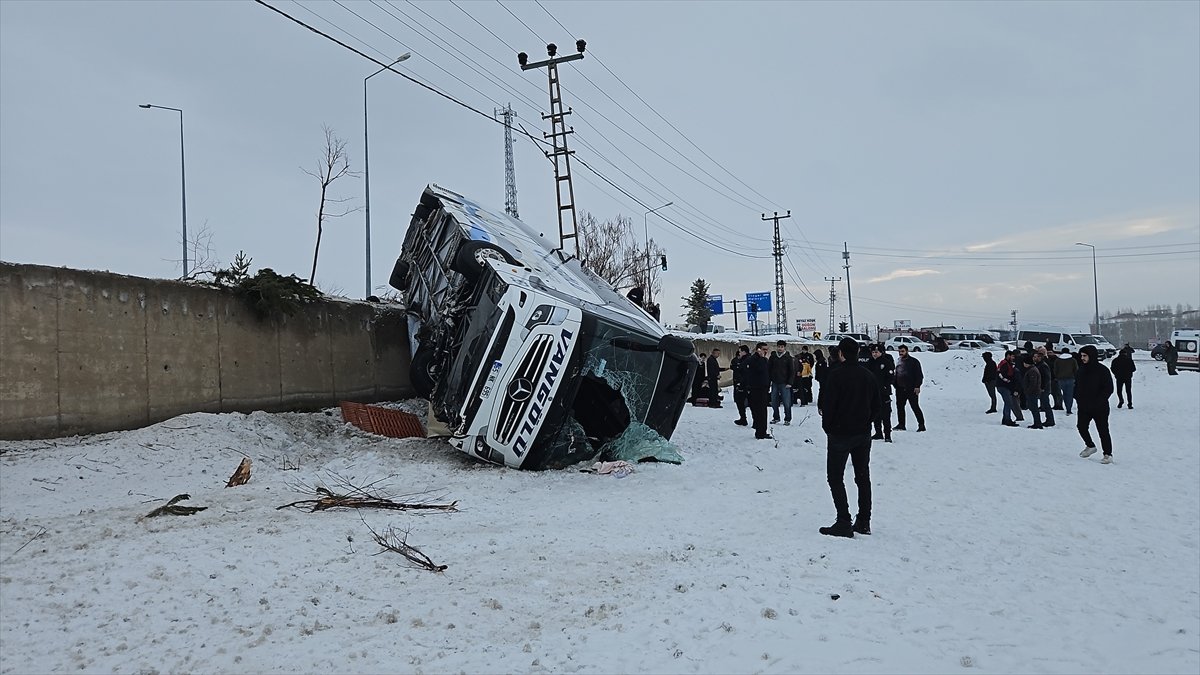 Patnos’ta trafik kazası: yolcu otobüsü devrildi, 16 kişi yaralandı