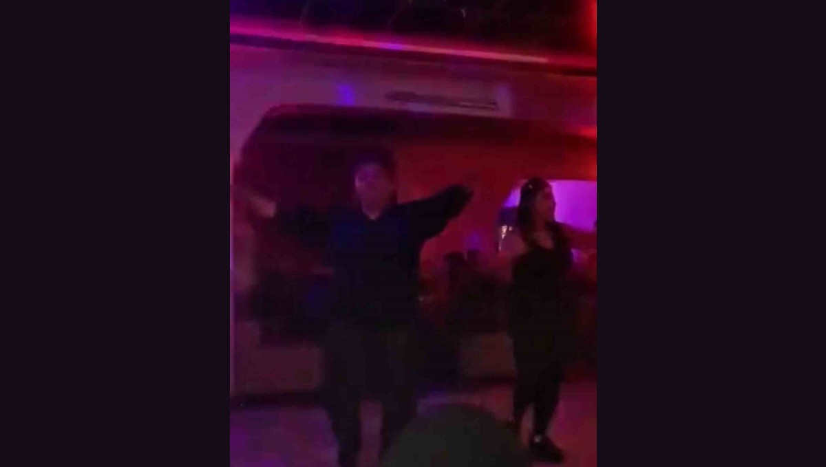 Pavyonda göbek attı, terfi aldı