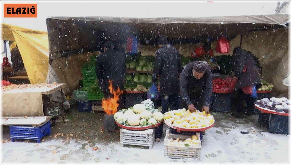 Pazarcı esnafının dondurucu soğukta zorlu ekmek mücadelesi