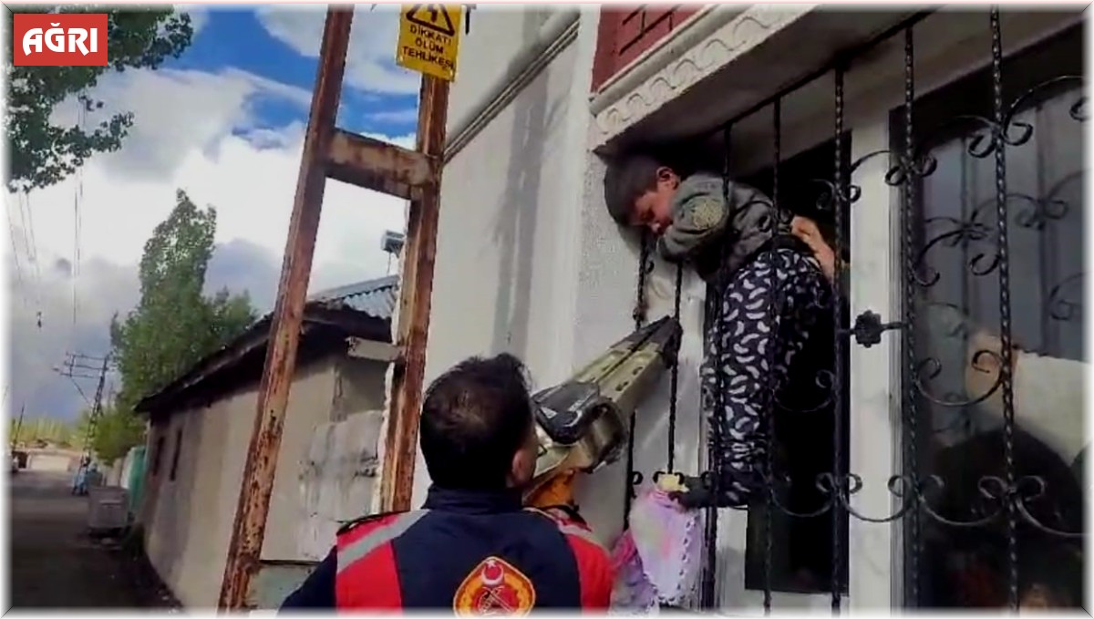 Pencereye sıkışan çocuk itfaiye ekiplerince kurtarıldı