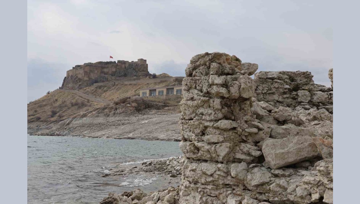Pertek Kalesindeki sular çekildi, askeri nizamiye gün yüzüne çıktı