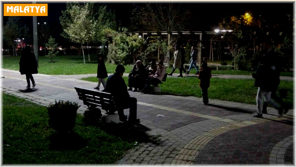 Peş peşe iki depremle sarsılan Malatyalılar parklara akın etti