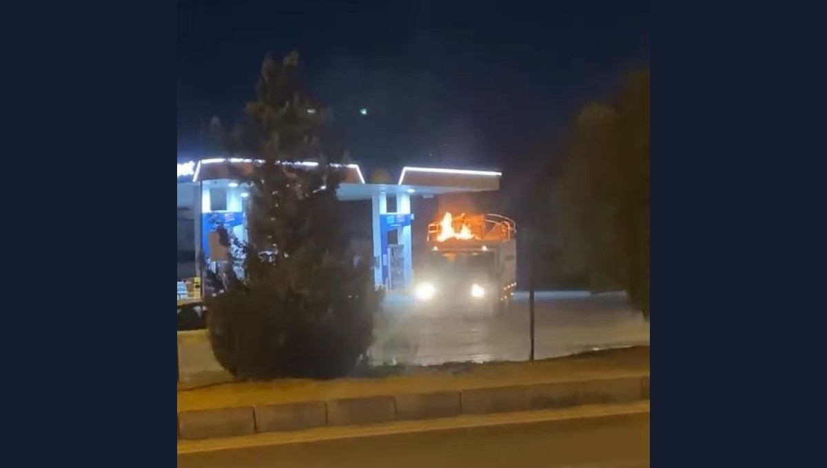 Pikap alevler arasında akaryakıt istasyonuna girdi