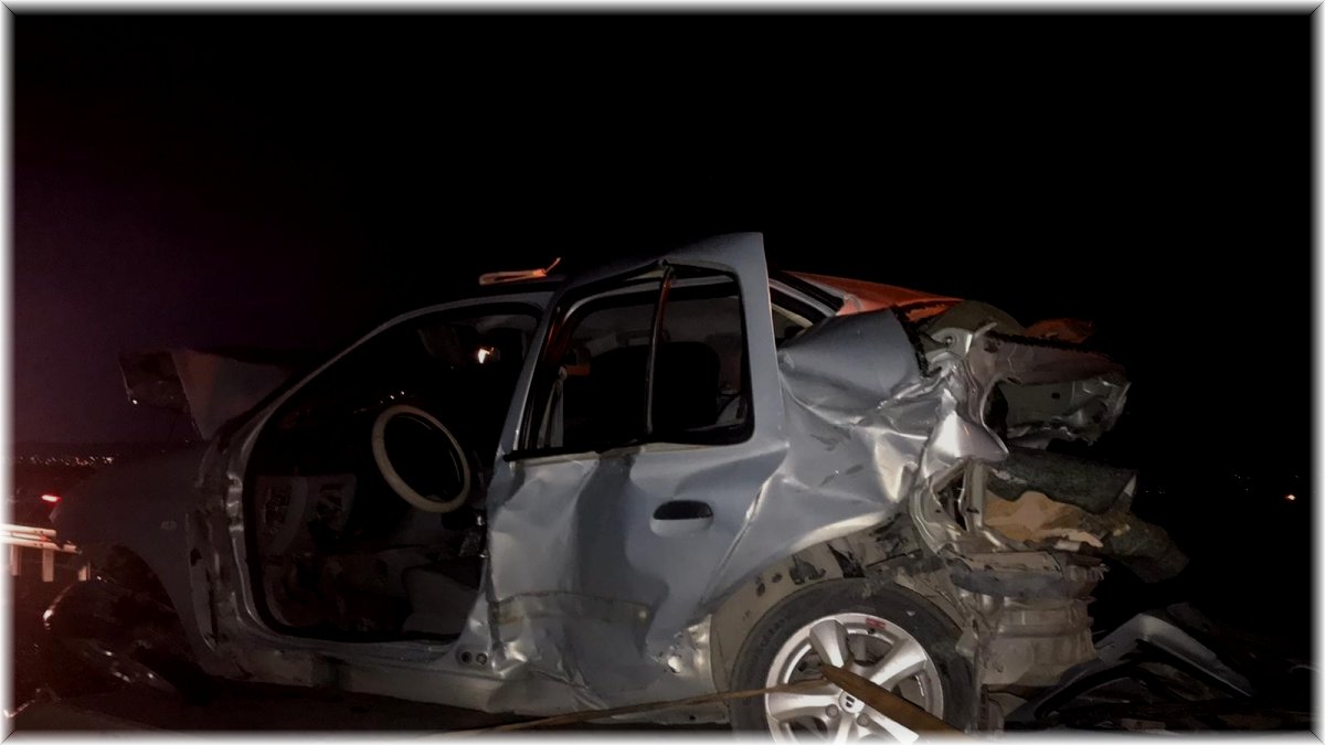 Pikap ile çarpışan otomobil hurdaya döndü: 1 yaralı