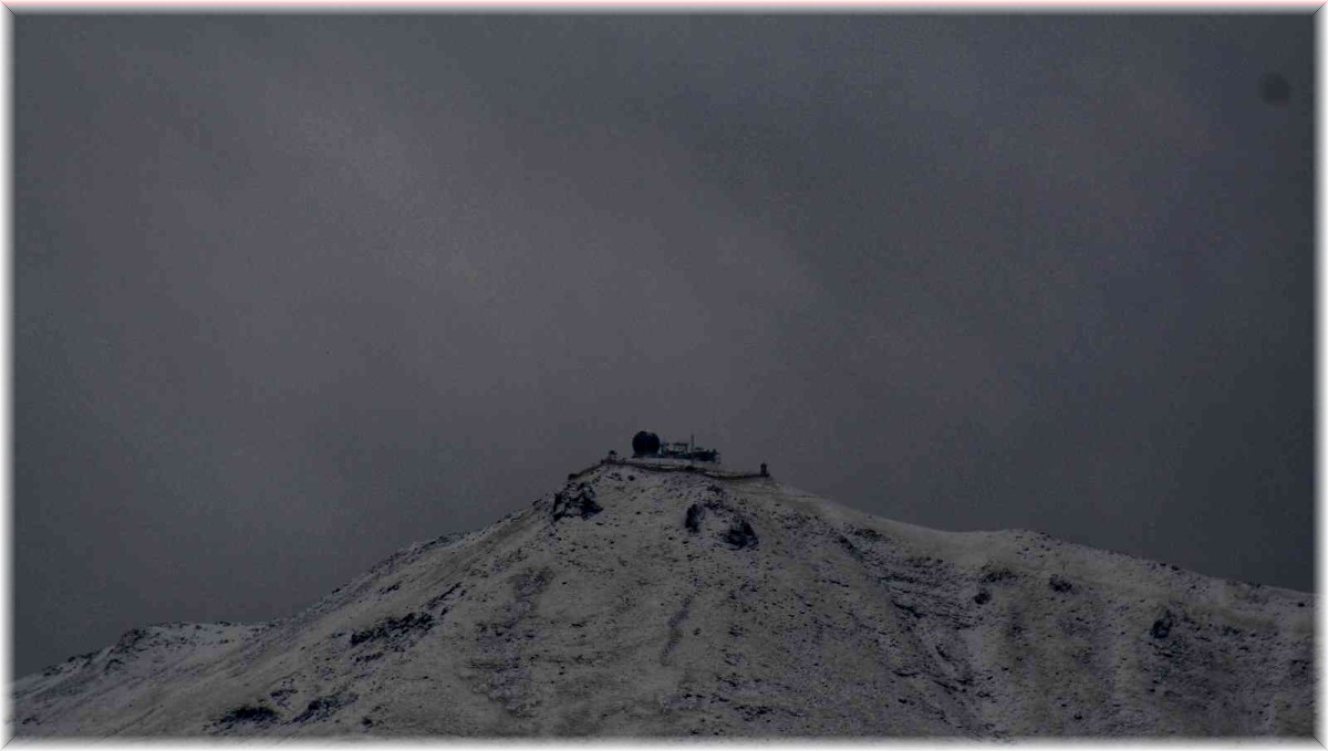 Pirreşit Dağı'na kar yağdı