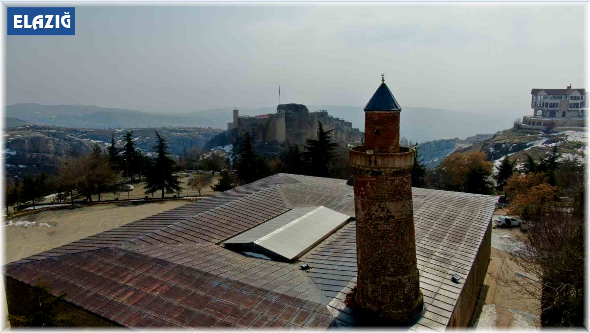 Pisa Kulesi'nden daha eğik olan 870 yıllık tarihi Eğri Minare, 3 büyük depremde de ayakta kaldı