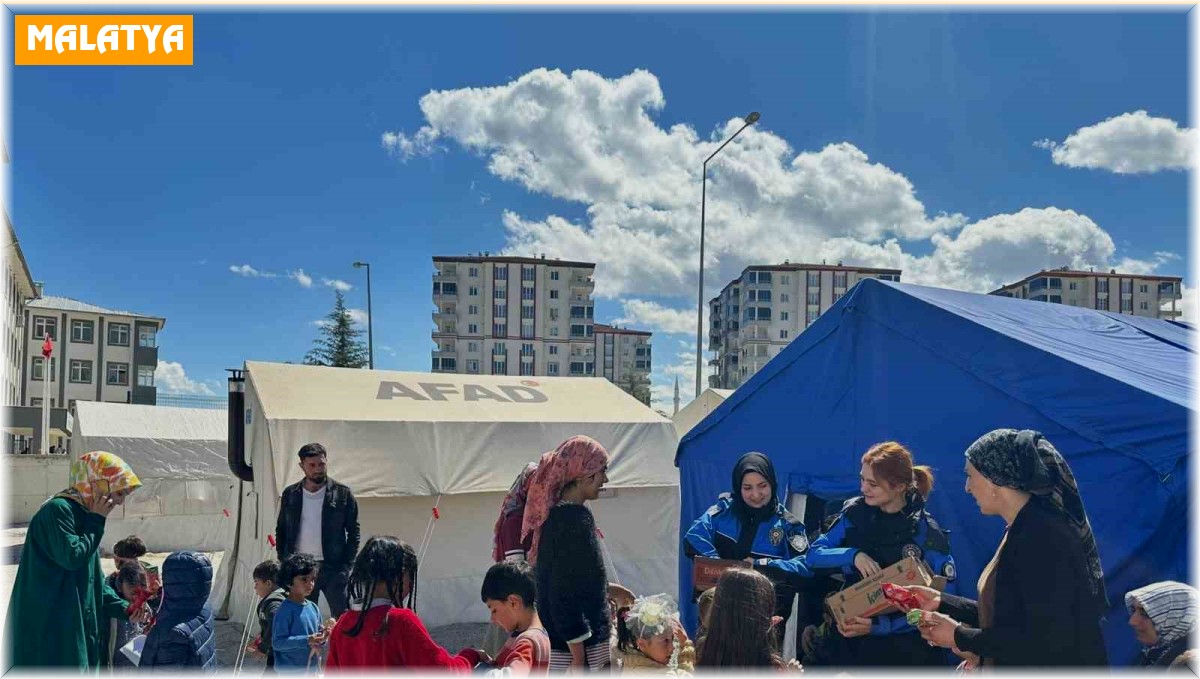 Polis depremzede çocuklara moral oluyor
