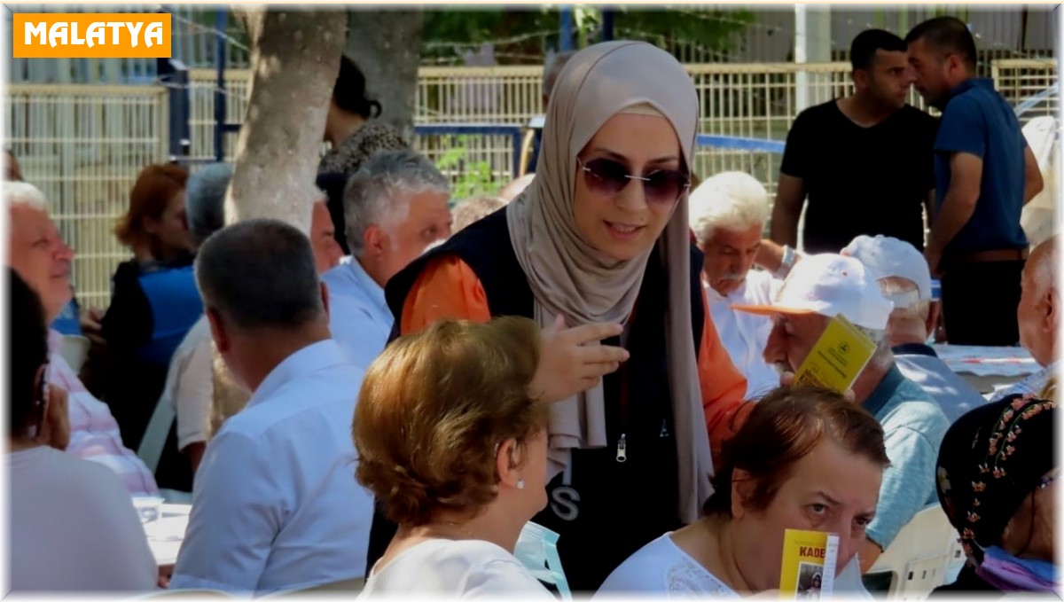 Polis ekipleri, kadınlara KADES'i anlattı
