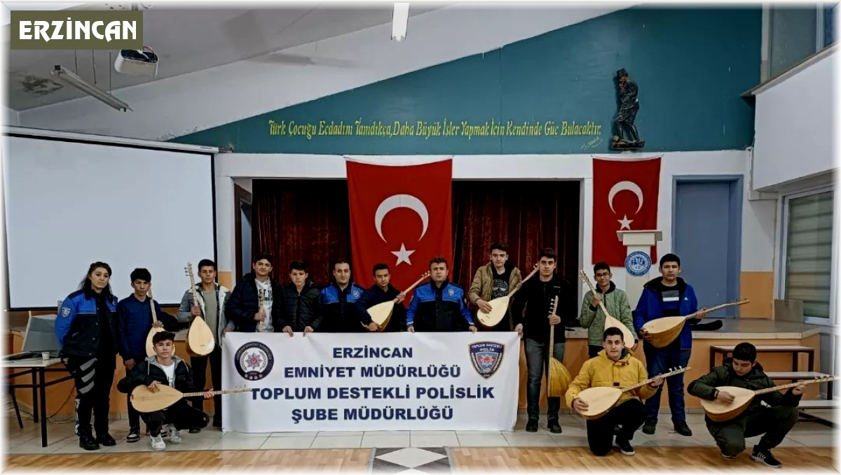 Polis ekipleri öğrencilere bağlama hediye etti
