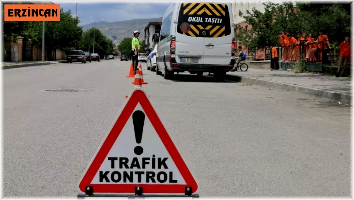 Polis ekipleri okul çevreleri ve servis araçlarını denetledi