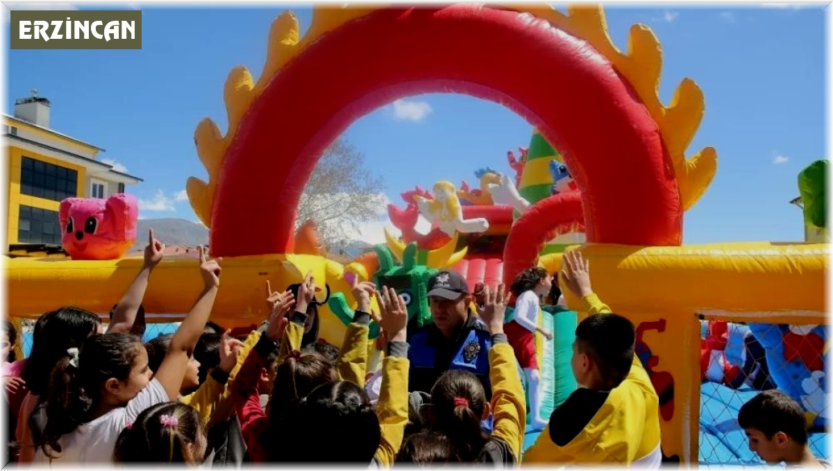 Polis ekiplerince kurulan balon parkta minik öğrenciler eğlenceye doyuyor
