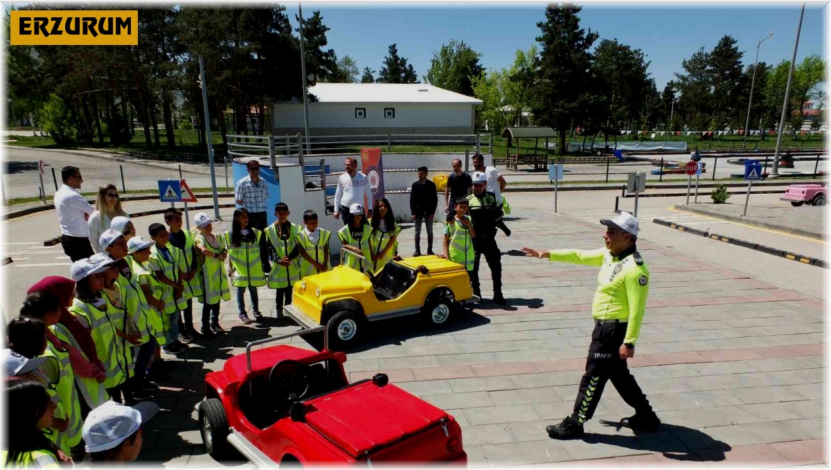 Polis ekiplerinden 66 öğrenciye trafikte farkındalık eğitimi