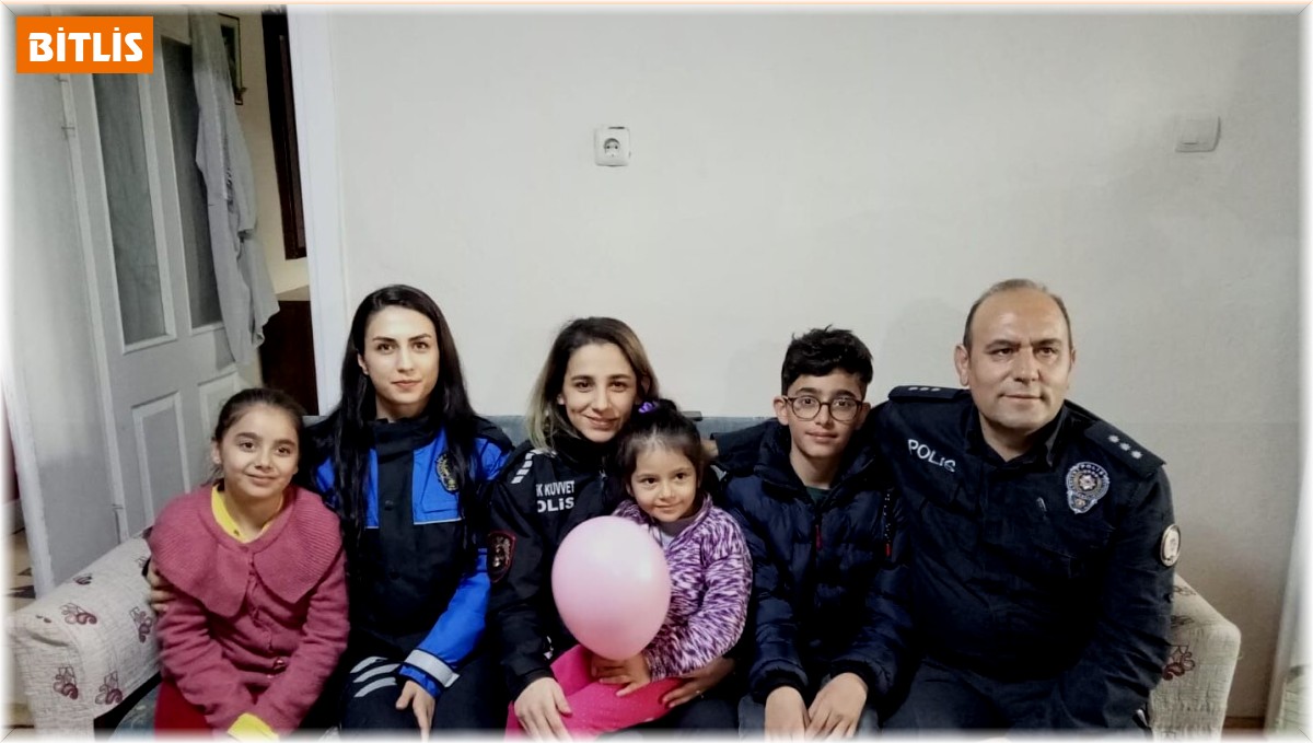 Polis ekiplerinden minik depremzedeye sürpriz doğum günü kutlaması