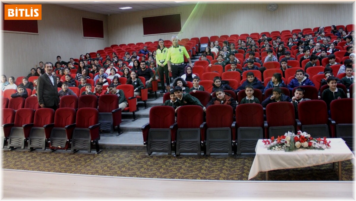 Polis ekiplerinden öğrencilere trafik güvenliği eğitimi