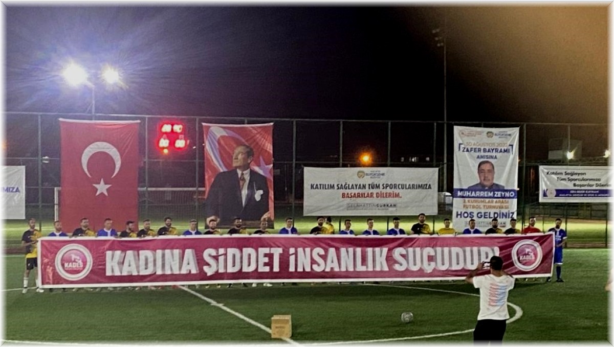 Polis futbol turnuvasında 'kadına şiddete' dikkat çekti