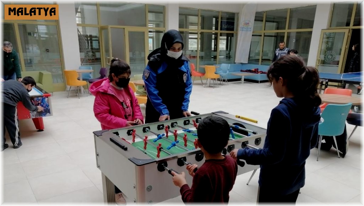 Polis hem bilgilendirdi hem eğlendirdi