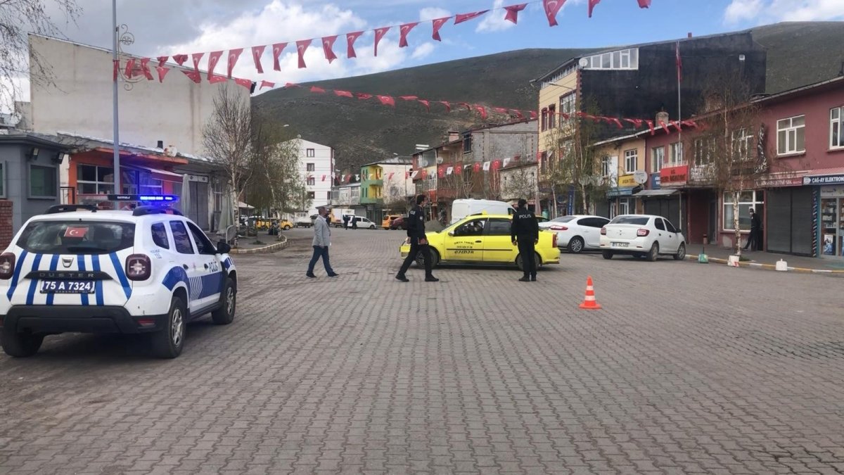 Polis, ilçe merkezinde anonslarla halkı uyardı: 'Önce sabır sonra bayram'