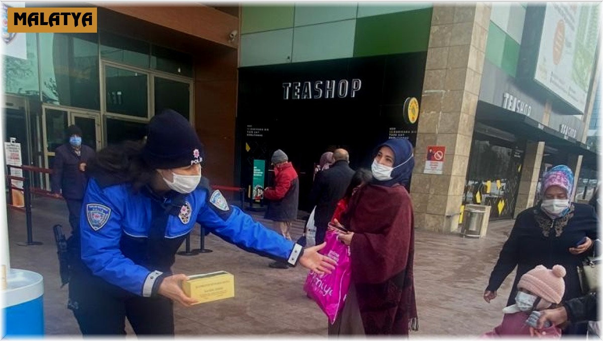 Polis kandil simidi dağıttı
