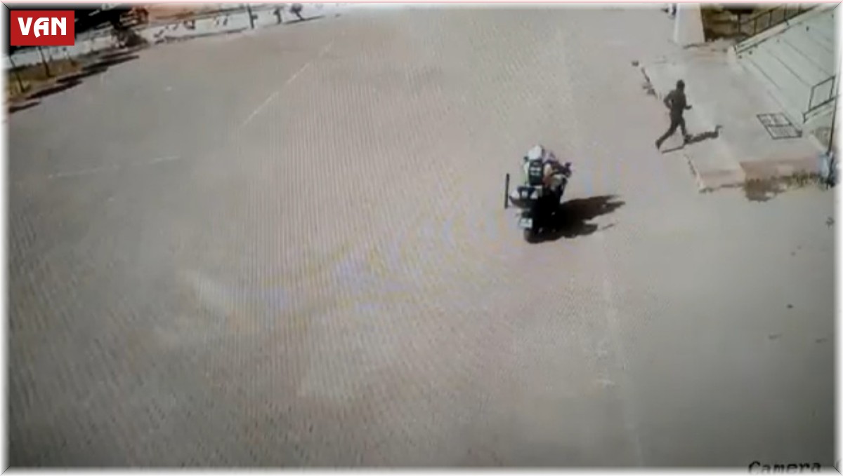 Polis kimliğini unutan 2 vatandaşı sınava yetiştirdi