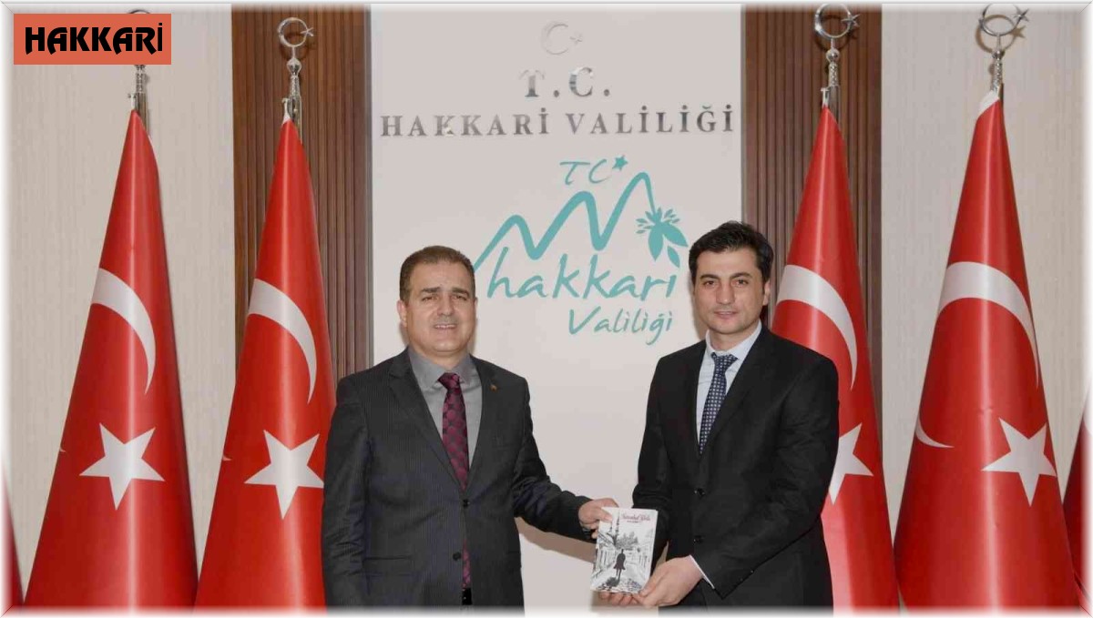 Polis memuru ''İstanbul Yolu'' adlı şiir kitabını Vali Akbıyık'a takdim etti