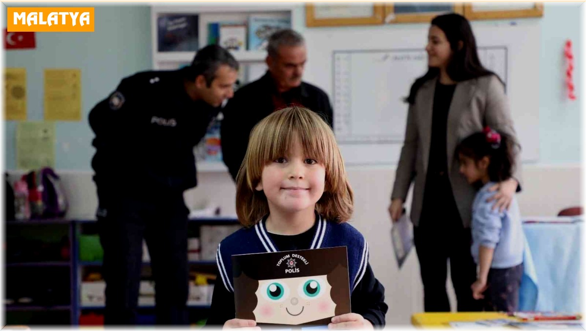 Polis minik öğrencileri hem ziyaret etti hem ağırladı