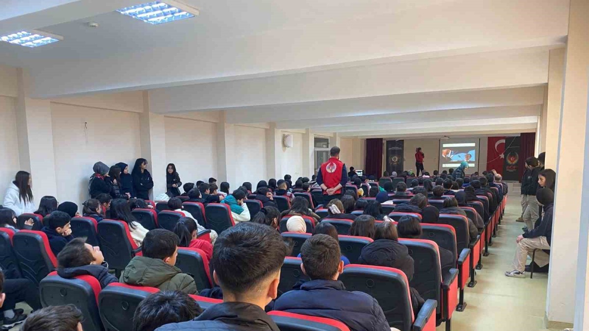 Polis öğrencileri bilgilendirdi