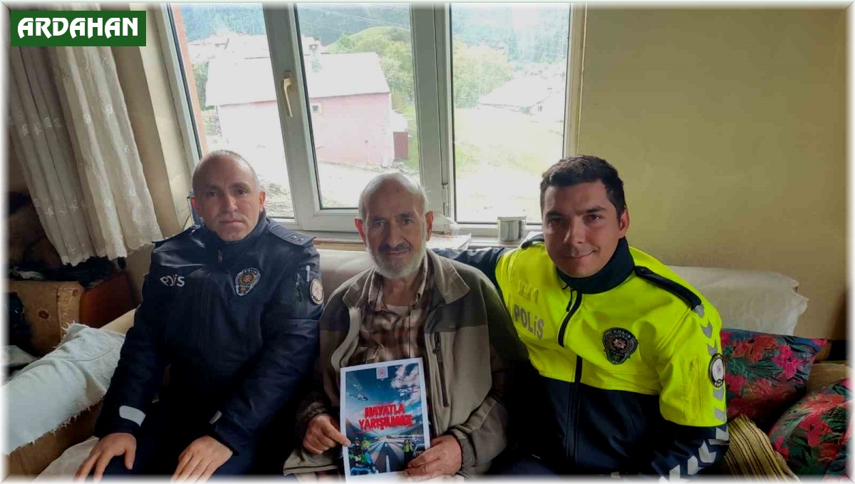 Polis trafik kuralları konusunda vatandaşları bilgilendiriyor