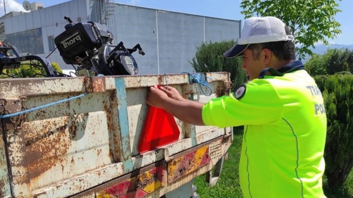 Polis, traktör sürücülerini bilgilendirip römorklara reflektör taktı