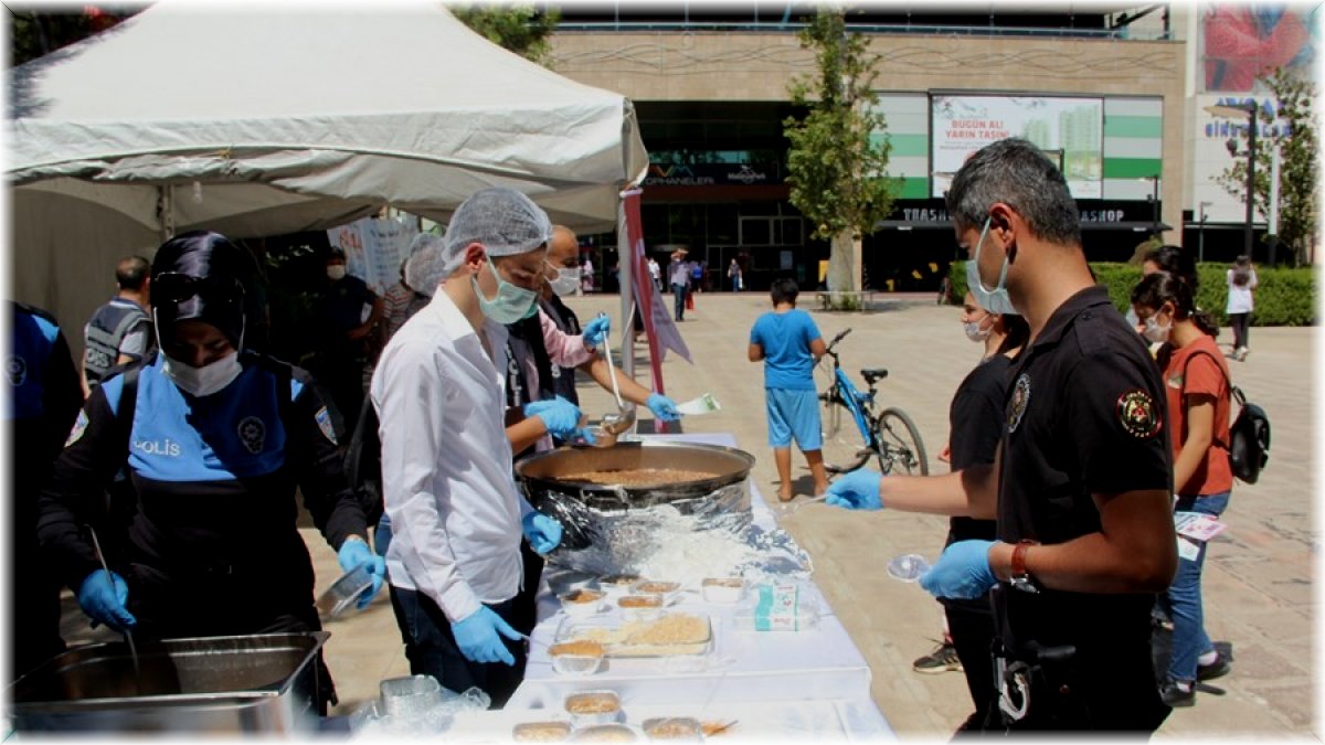 Polis vatandaşın ağzını tatlandırdı