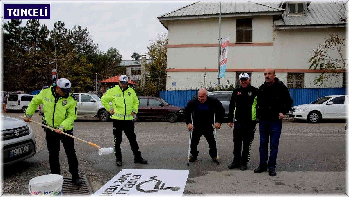 Polis ve engelliler birlikte, engelli park yerlerini çizdi