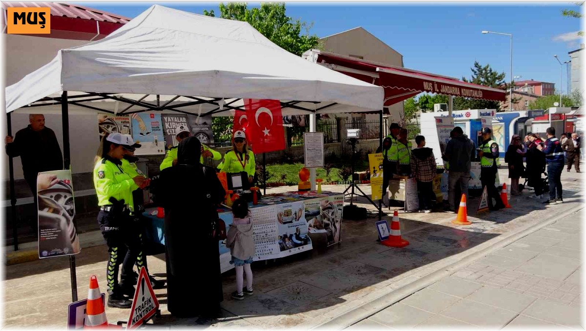 Polis ve jandarma ekiplerinden trafik bilgilendirmesi