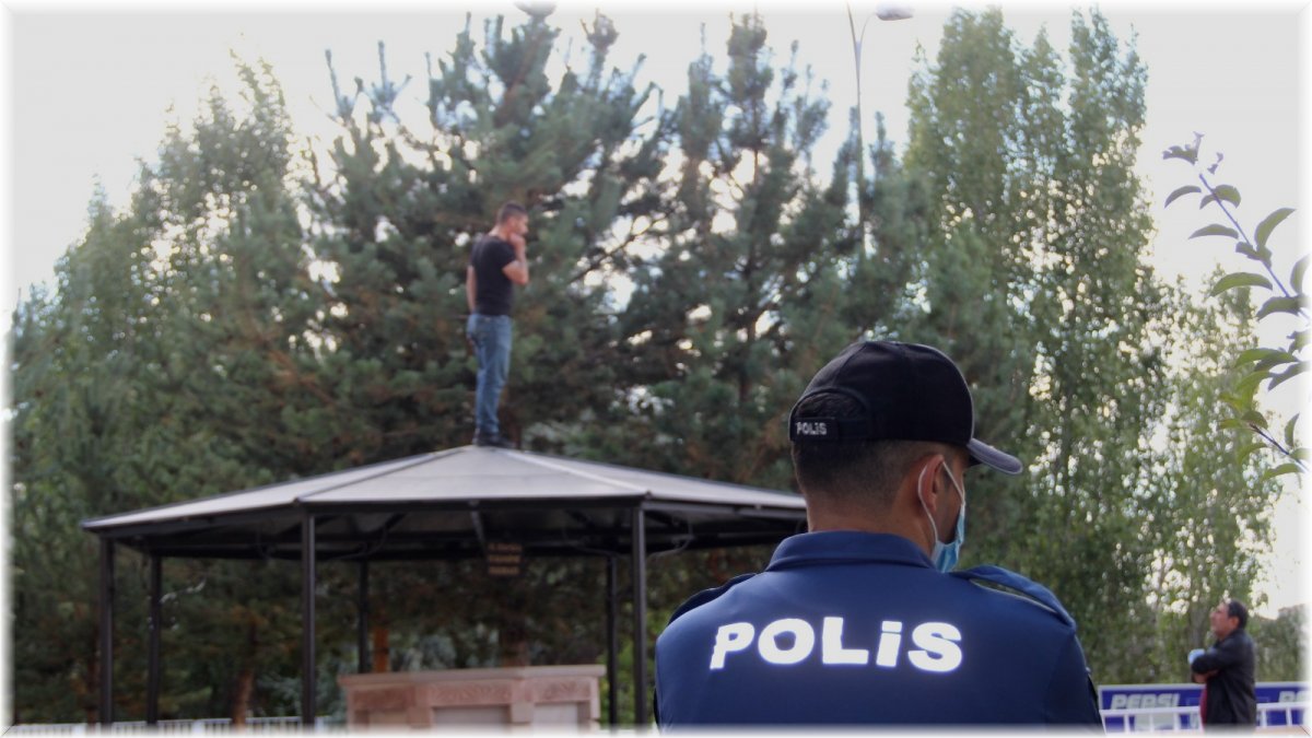 Polise bir an olsun huzur vermiyor, şimdide şadırvanın tepesine çıktı