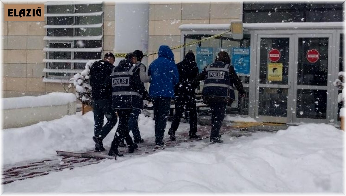 Polisi karşılarında görünce ellerindeki televizyonu bırakıp kaçmaya çalıştılar