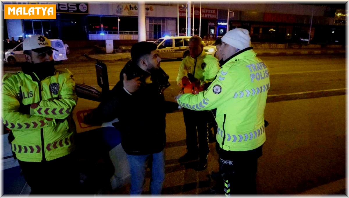 Polisin 'dur' ihtarına uymayarak kaçan ehliyetsiz sürücü kaza yaptı