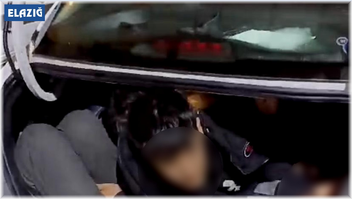 Polisin durdurduğu aracın bagajından kaçak göçmen çıktı