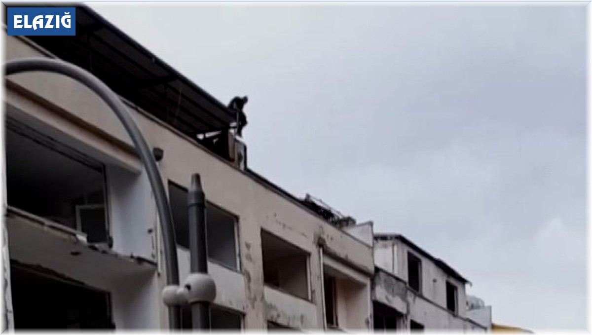 Polisin saatler süren ikna çalışmaları ile indiği çatıya sabah yeniden çıktı