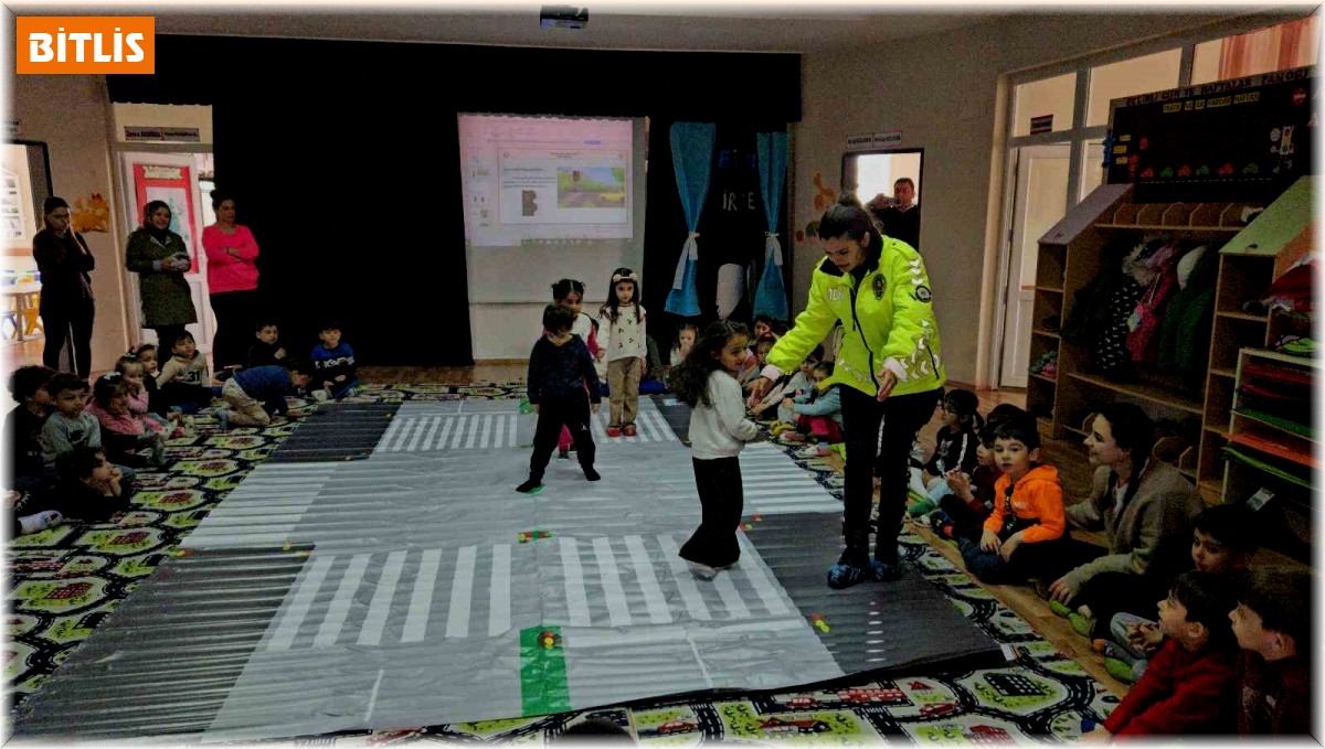 Polisler anaokulu öğrencilerini trafik hakkında bilgilendirdi