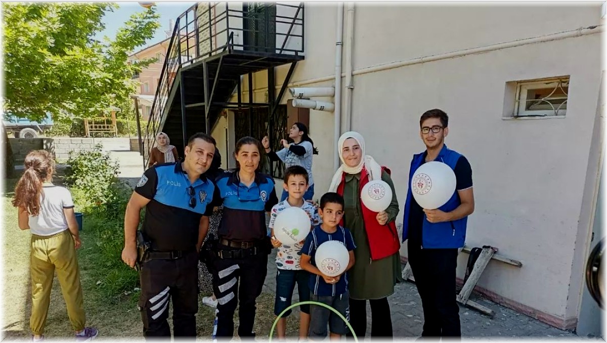 Polisler çocuklarla eğlenceli bir gün geçirerek genel güvenlik konularında bilgilendirilmede bulundular