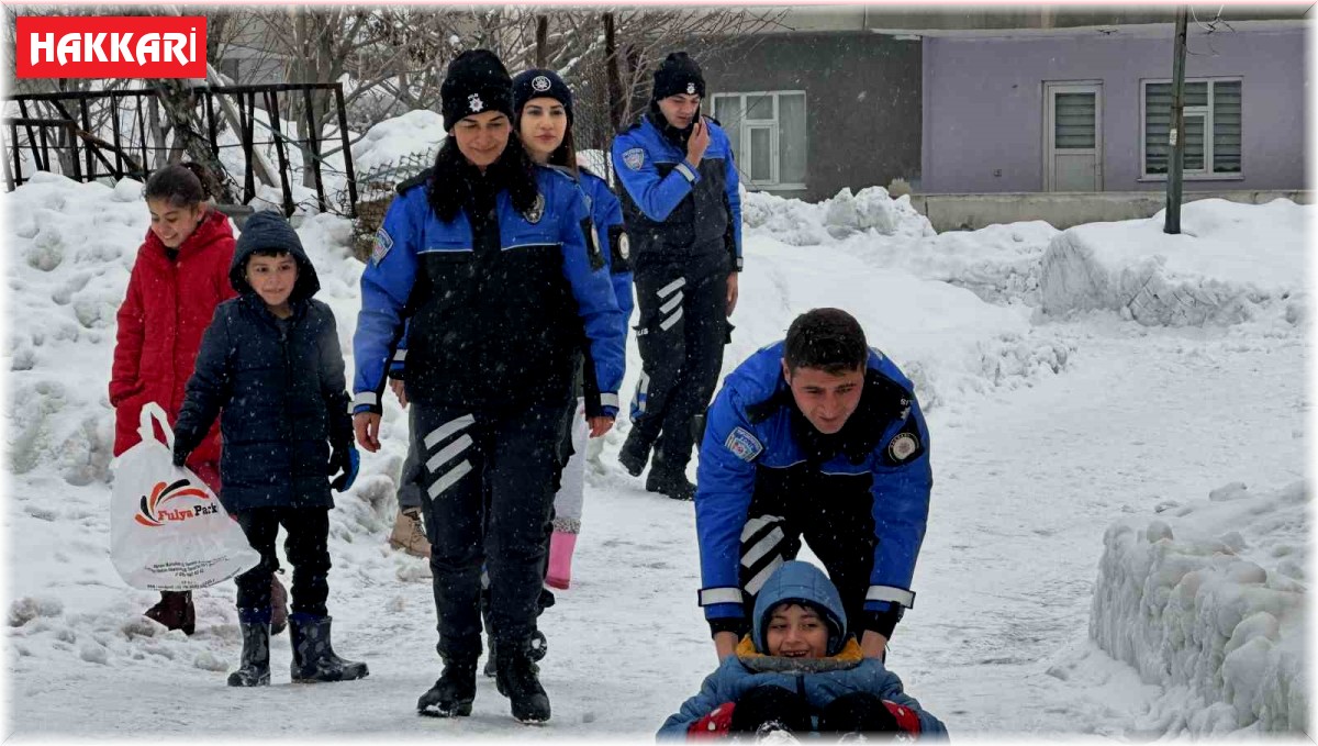 Polisler çocuklarla karda kaydı, kar topu ve futbol oynadı