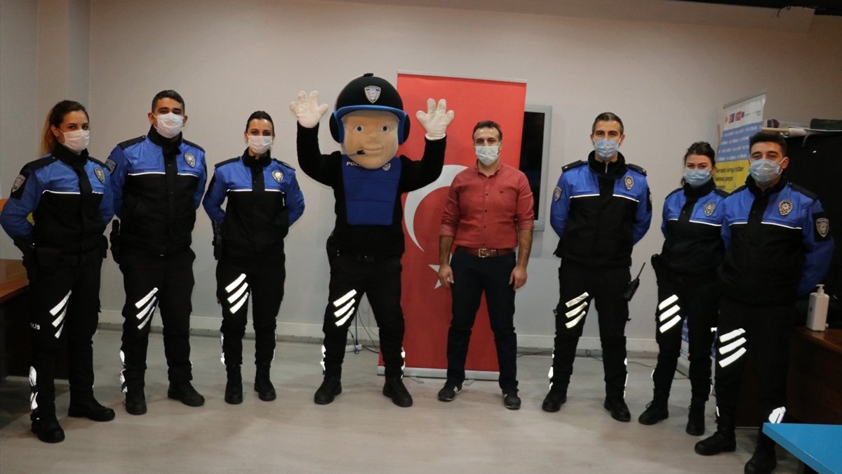 Polisler, EBA'dan öğrencilere Kovid-19'u anlattı