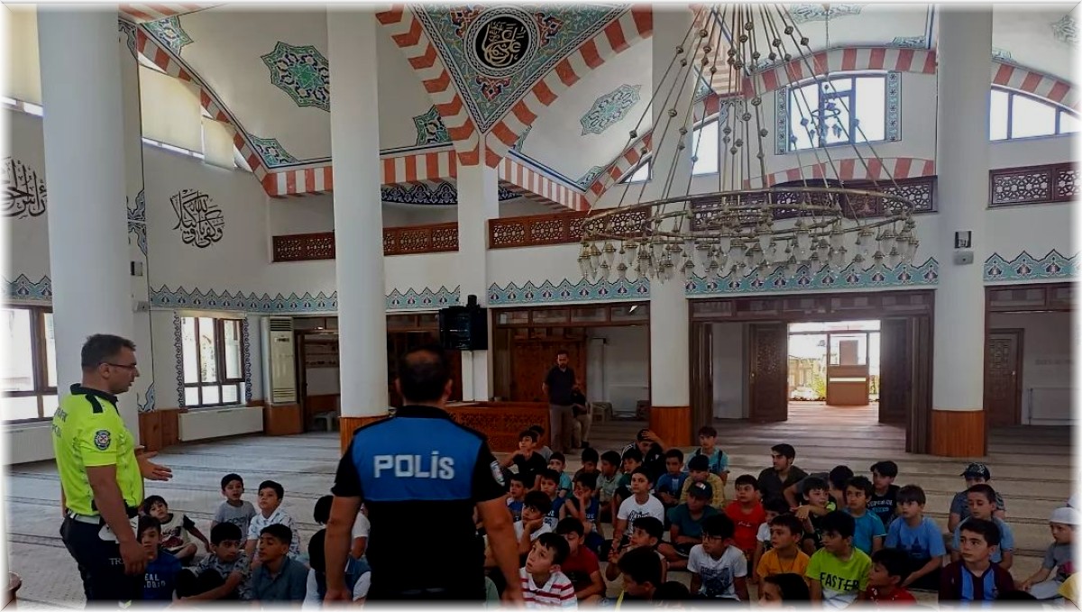 Polisler Kur'an kursunda eğitim gören çocuklara bilgilendirmede bulundu