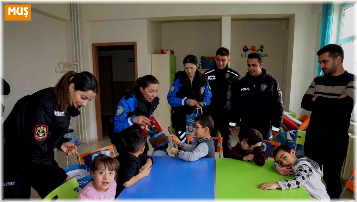 Polisler, özel öğrencilerin gönlüne dokundu