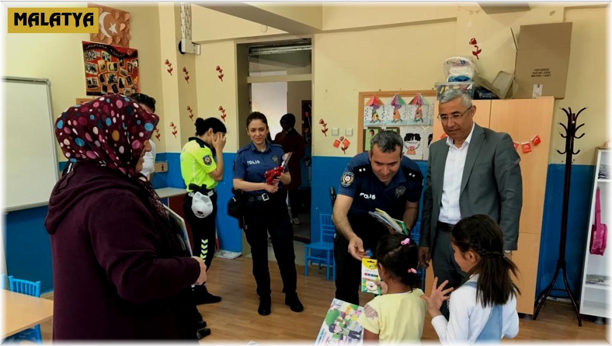 Polislerden çocuklara eğitim desteği